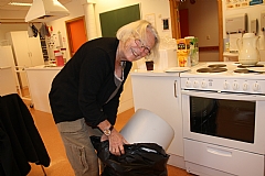 Kjøkkenstaben på Dvergsnes skole var på plass seks om morgen for å ordne til frokost. Søppel må også fjernes. Dorothea Ringen (74) var høyt og lavt. 
